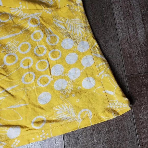 Liz Claiborne Short Sleeve V-Neck Floral Tee Yellow and White Size Large NWOT - Picture 10 of 15